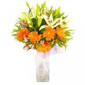 Florero de 10 Liliums blancos más Gerberas Naranjas.