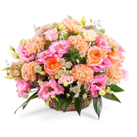 Cesta de flores mediana con Lisianthus rosados y rosas color damasco más Hipéricos