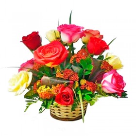 Canastillo Pequeño Con 12 Rosas y Flores mix