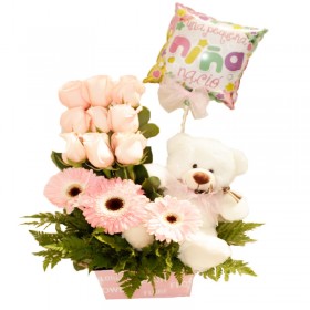 Canastillo Nacimiento con 9 rosas más gerberas y globo es un Nena