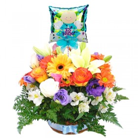 Canastillo Para Nacimiento con Rosas y Flores mix Primaverales más un Globo es un Niño
