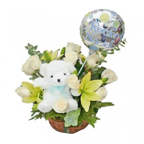 Cesta de Nacimiento Mediano con Rosas y Liliums Blancos más Peluche y Globo es un Niño