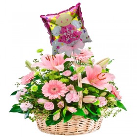 Canastillo grande con 24 rosas y 10 Liliums color Rosado más Globo para Niña