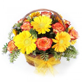 Canastillo Mediano de 12 Rosas Circus más Gerberas Amarillas