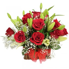 Canastillo Mediano de 12 Rosas Rojas y Liliums Blancos