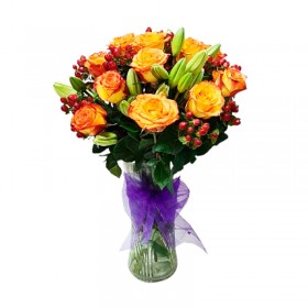 Florero 12 Rosas Circus mas Liliums + Hipericos Rojos