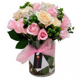 Florero de 24 Rosas Rosadas y blancas más Hipericos verdes