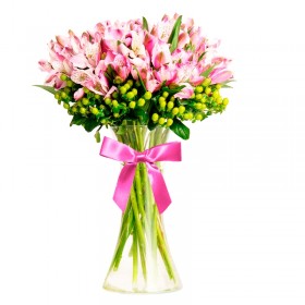 Florero 30 Varas de Astromelias Rosadas con Hipéricos