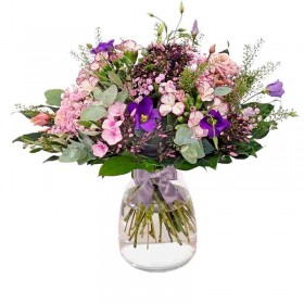 Florero con Lisianthus más Flores Rústicas y Eucaliptos en tonos rosados