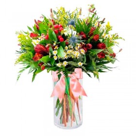 Florero con 10 Astromelias Rojas más hipéricos Solidagos Rústicas y Eucaliptos