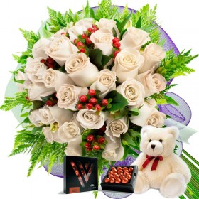 Oferta Ramo 24 Rosas Blancas + Chocolate Gragea Varsovienne y Peluche