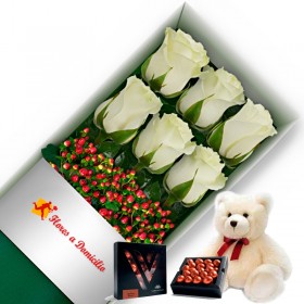 OFERTA CAJA DE 6 ROSAS BLANCAS MAS PELUCHE Y CHOCOLATE GRAGEA