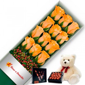 OFERTA CAJA DE 12 ROSAS DAMASCO MAS PELUCHE Y CHOCOLATE GRAGEA
