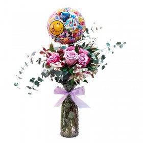 Florero con 6 Rosas Rosadas con Astromelias y Eucalipto más Globo de Cumpleaños