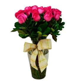 Florero con 12 rosas color fucsia