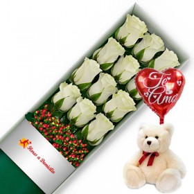 OFERTA DE CAJA CON 12 ROSAS BLANCAS MAS PELUCHE Y GLOBO TE AMO