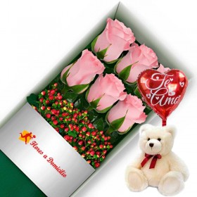 OFERTA DE CAJA CON 6 ROSAS ROSADAS MAS PELUCHE Y GLOBO TE AMO