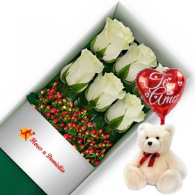 OFERTA DE CAJA CON 6 ROSAS ROSADAS MAS PELUCHE Y GLOBO TE AMO