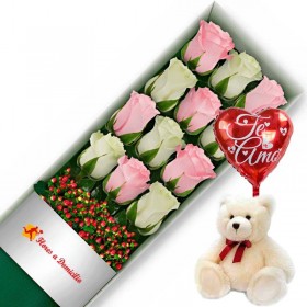 OFERTA DE CAJA CON 12 ROSAS ROSADAS Y BLANCAS + PELUCHE Y GLOBO TE AMO
