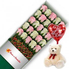 OFERTA DE CAJA CON 24 ROSAS ROSADAS Y BLANCAS + PELUCHE Y GLOBO TE AMO
