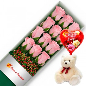 CAJA CON 12 ROSAS ROSADAS MAS PELUCHE Y GLOBO DÍA DE LA MADRE