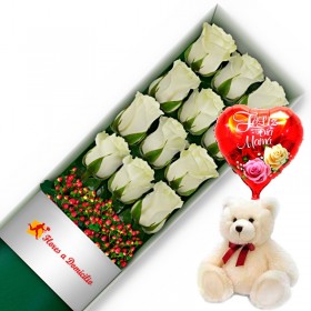 CAJA CON 12 ROSAS BLANCAS MAS PELUCHE Y GLOBO DÍA DE LA MADRE